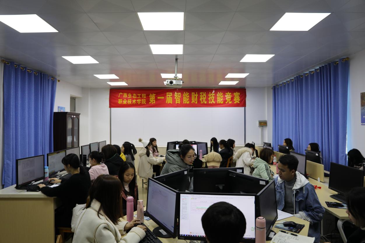 2-财管18级员工在财务管理实训室进行永利集团第一届智能财税竞赛选拔的副本